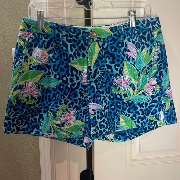 Lilly Pulitzer Pants - Lilly Pulitzer stretch shorts size 6
